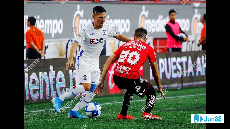 Cầu thủ của Club Tijuana cố gắng chặn bóng khỏi cầu môn khi Cruz Azul tấn công