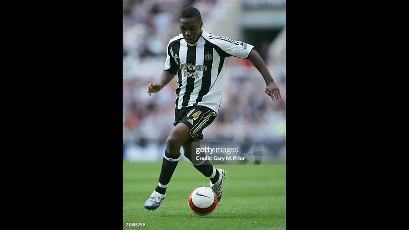 Cầu thủ Newcastle chạy nhanh với bóng trước sự đeo bám của cầu thủ Fulham
